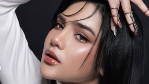 Davina Karamoy memerankan sosok Sarah, mahasiswi yang diajar oleh Jefri (Arya Saloka). Foto: Instagram/@davinaakaramoy