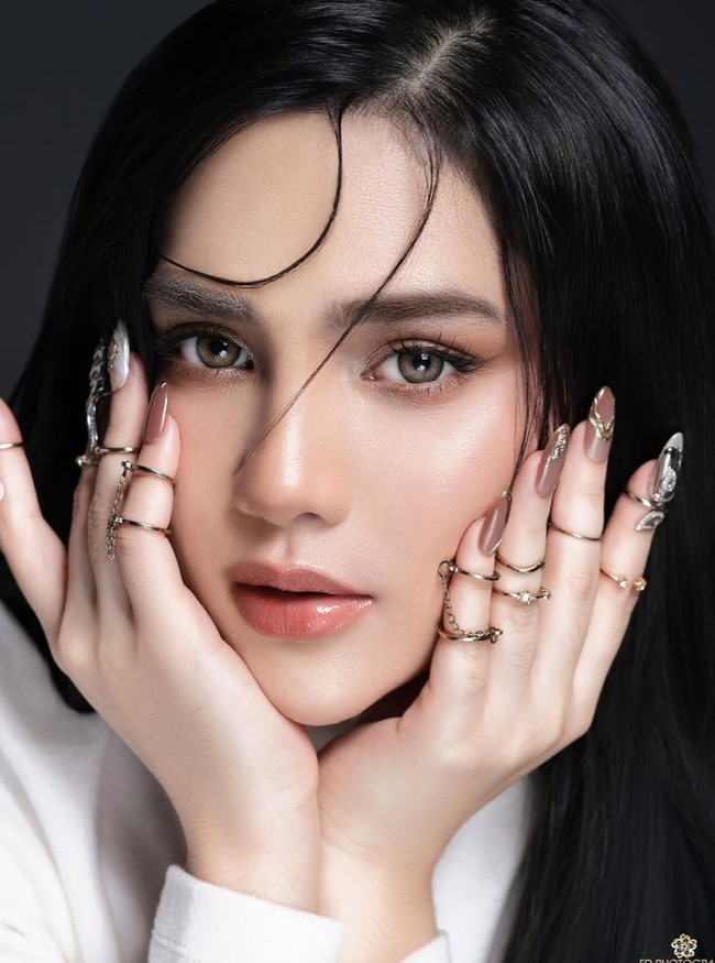 Untuk pemotretan tersebut Davina dibantu oleh fotografer dari FD Photography. Hasil-hasil fotonya pun banjir pujian. Tak sedikit yang memuji kecantikan Davina di pemotretan tersebut. “ulala tiba2 jadi eoonnieee koreaa,” tulis salah satu komentar. “Cantik sekalii,” tambah netizen lain. Foto: Instagram/@davinaakaramoy