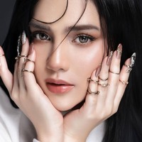 Untuk pemotretan tersebut Davina dibantu oleh fotografer dari FD Photography. Hasil-hasil fotonya pun banjir pujian. Tak sedikit yang memuji kecantikan Davina di pemotretan tersebut. “ulala tiba2 jadi eoonnieee koreaa,” tulis salah satu komentar. “Cantik sekalii,” tambah netizen lain. Foto: Instagram/@davinaakaramoy