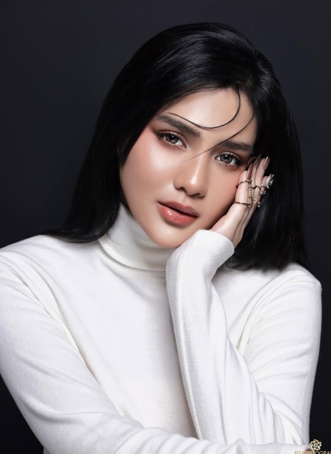 Tampil simpel dengan rambut panjang hitam pekat yang tertata rapih dan dibiarkan terurai, aura kecantikan Davina Karamoy memang begitu terpancar. Foto: Instagram/@davinaakaramoy