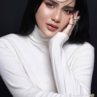 Tampil simpel dengan rambut panjang hitam pekat yang tertata rapih dan dibiarkan terurai, aura kecantikan Davina Karamoy memang begitu terpancar. Foto: Instagram/@davinaakaramoy