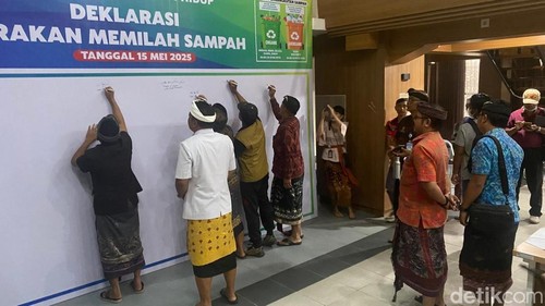 Deklarasi gerakan memilah sampah dari sumber yang dipimpin oleh Wakil Bupati Karangasem Pandu Prapanca Lagosa, Kamis (15/5/2025).