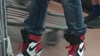 Sepatu sporty yang bisa dipakai ke segala acara