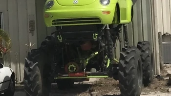 Sepertinya mobil pun ingin tumbuh ke atas. Foto: Reddit Vitaly928 via BrightSide