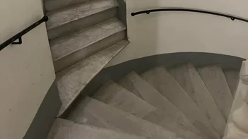 Hati-hati lewat tangga ini, lihatnya saja pusing! Foto: Reddit Opposite_Strategy_43 via BrightSide