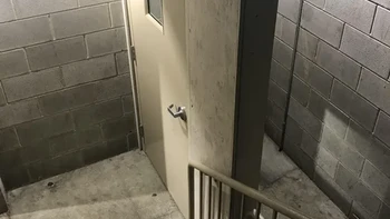 Apa gunanya ada pintu dan dikunci? Lewat pinggir lompat pagar juga bisa masuk. Foto: Reddit okok321 via BrightSide