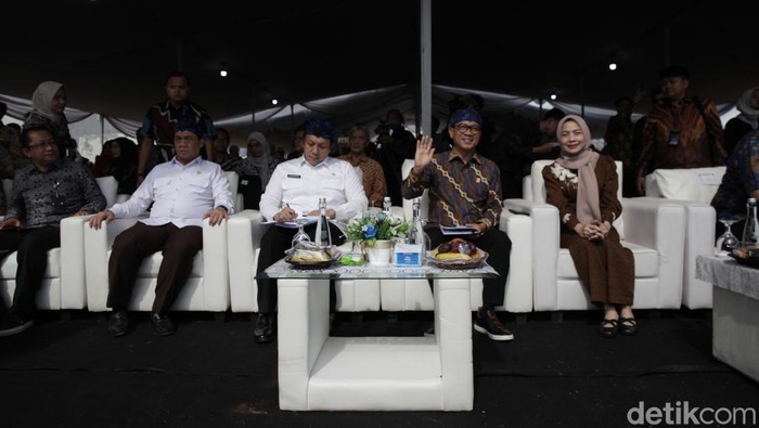 Mendes PDT Yandri Susanto menghadiri Festival Gerakan Desa Peduli Sampah di Alun-alun Cikande, Serang, Banten. Yandri disambut tarian khas Banten, Tari Rampak Bedug.