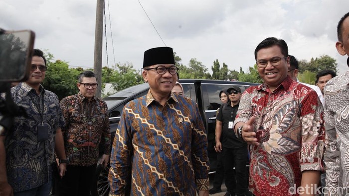 Mendes PDT Yandri Susanto menghadiri Festival Gerakan Desa Peduli Sampah di Alun-alun Cikande, Serang, Banten. Yandri disambut tarian khas Banten, Tari Rampak Bedug.