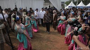 Disambut Tari Rampak Bedug, Mendes Hadiri Festival Gerakan Desa Peduli Sampah