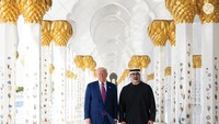 Trump dan rombongan juga mendapatkan penjelasan mengenai sejarah hingga ciri khas arsitektur masjid.