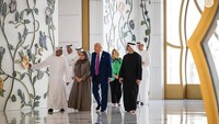 Saat di masjid, dia ditemani oleh Putra Mahkota Abu Dhabi dan Ketua Dewan Eksekutif Abu Dhabi Sheikh Khaled bin Mohamed bin Zayed Al Nahyan.