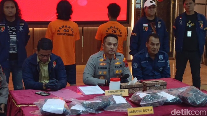 Dua mahasiswa yang ditangkap karena sandera polisi dibawa ke jumpa pers Polrestabes Semarang, Jumat (16/5/2025).