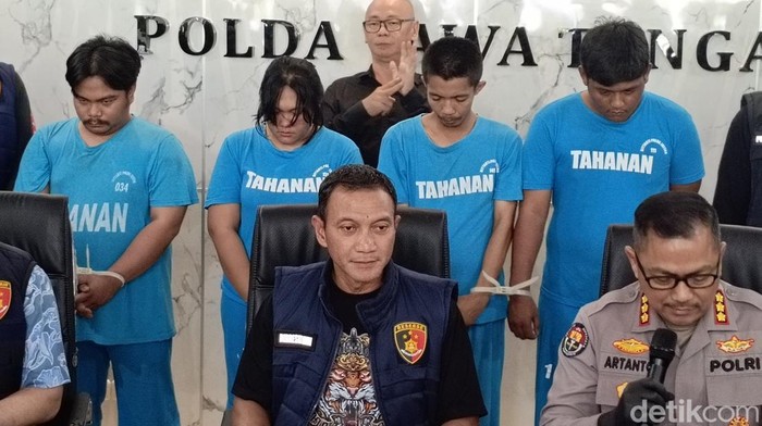 Empat wartawan gadungan yang ditangkap Polda Jateng dihadirkan dalam rilis di Mapolda Jateng, Semarang, Jumat (16/5/2025).