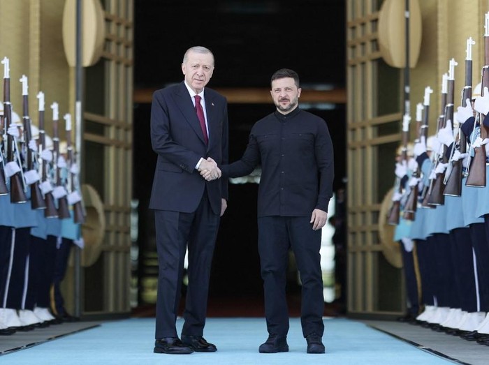 This handout photograph taken and released by the Turkish presidential press service on May 15, 2025, shows Turkish President Recep Tayyip Erdogan (L) shaking hands with Ukrainian President Volodymyr Zelensky at the Presidential Complex in Ankara. (Photo by Handout / TURKISH PRESIDENTIAL PRESS SERVICE / AFP) / RESTRICTED TO EDITORIAL USE - MANDATORY CREDIT 