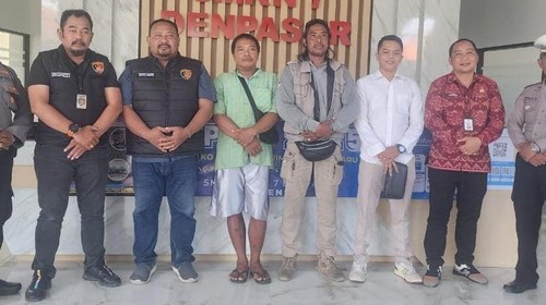 Foto bersama Kepala SMKN 7 Denpasar, I Made Bajeggiarta, polisi, dan para orang tua tiga siswa yang terlibat perkelahian seusai mediasi di sekolah, Jumat (16/5/2025). (Dok Polresta Denpasar).