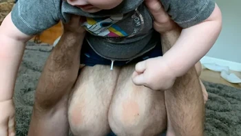 Apakah bayi ini sudah punya bulu di kakinya? Foto: Reddit