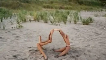 Bingung dengan foto ini? Ada dua orang dalam foto ini yang tengah megang cermin. Foto: Reddit