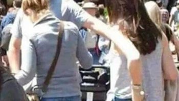 Awas terkecoh, tangan si cowok tidak sepanjang itu... Foto: Reddit