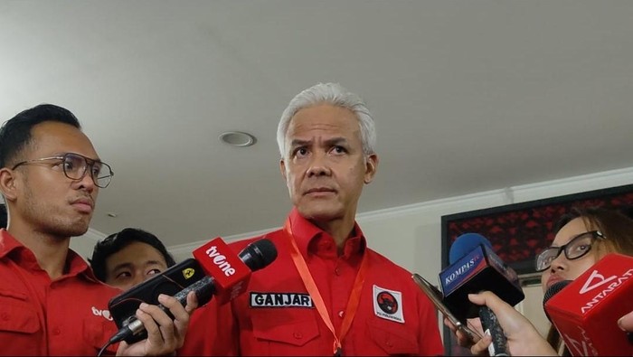 Ketua DPP PDIP Ganjar Pranowo di Sekolah PDIP, Lenteng Agung, Jakarta Selatan, Jumat (16/5/2025).