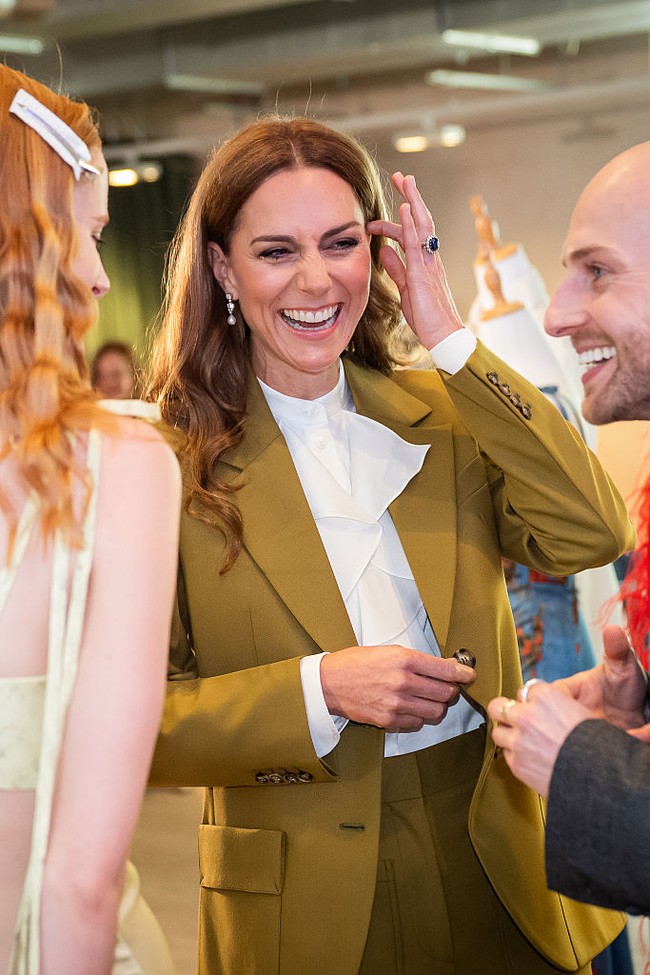 Seperti dikabarkan The Sun, penampilan Kate dalam busana rancangan Victoria Beckham dipandang sebagai sinyal halus atas dukungannya, terlebih saat ia terdengar menyatakan, “Saya senang mendukung desainer Inggris.” (Foto: Aaron Chown - WPA Pool/Getty Images)