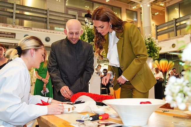 Ia sempat berkeliling studio pop-up Patrick McDowell untuk melihat langsung proses kreatif timnya. Kate juga terlihat antusias berdiskusi tentang keberlanjutan industri mode. Ia memuji teknik daur ulang kain yang digunakan oleh para desainer muda, dan menekankan pentingnya inovasi dalam menciptakan mode yang ramah lingkungan. (Foto: Aaron Chown - WPA Pool/Getty Images)