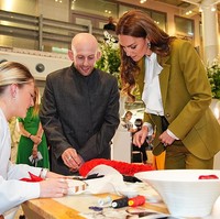 Ia sempat berkeliling studio pop-up Patrick McDowell untuk melihat langsung proses kreatif timnya. Kate juga terlihat antusias berdiskusi tentang keberlanjutan industri mode. Ia memuji teknik daur ulang kain yang digunakan oleh para desainer muda, dan menekankan pentingnya inovasi dalam menciptakan mode yang ramah lingkungan. (Foto: Aaron Chown - WPA Pool/Getty Images)