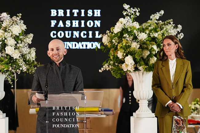 Dalam kesempatan tersebut, Kate menyerahkan penghargaan Queen Elizabeth II Award for British Design kepada desainer muda Patrick McDowell, yang dikenal dengan pendekatan mode berkelanjutan. Penghargaan tahunan tersebut diberikan kepada desainer muda yang menunjukkan bakat dan orisinalitas luar biasa, serta mengedepankan praktik berkelanjutan dan kontribusi terhadap komunitas. (Foto: Aaron Chown - WPA Pool/Getty Images)