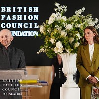 Dalam kesempatan tersebut, Kate menyerahkan penghargaan Queen Elizabeth II Award for British Design kepada desainer muda Patrick McDowell, yang dikenal dengan pendekatan mode berkelanjutan. Penghargaan tahunan tersebut diberikan kepada desainer muda yang menunjukkan bakat dan orisinalitas luar biasa, serta mengedepankan praktik berkelanjutan dan kontribusi terhadap komunitas. (Foto: Aaron Chown - WPA Pool/Getty Images)