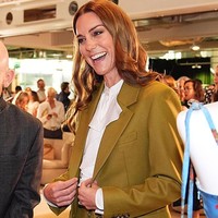 Busana yang dipakainya terdiri blazer dan celana senada dipadu dengan blus putih beraksen pita pussy-bow. Sepasang sepatu nude melengkapi gayanya. (Foto: Aaron Chown - WPA Pool/Getty Images)