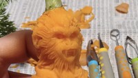 Gaku membuat karya ukirnya dengan sangat detail menggunakan beberapa alat. Ia juga bisa menampilkan potret gorilla di sebatang wortel. Foto: Instagram gakugakugakugakugaku1