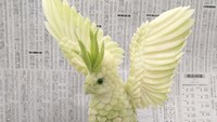 Berbagai buah dan sayur menjadi media ukir Gaku. Di tangannya, brokoli bisa diukir menjadi bentuk burung nuri yang megah. Foto: Instagram gakugakugakugakugaku1