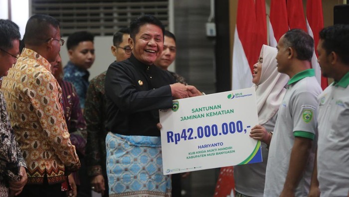 Gubernur Sumsel Herman Deru memberikan santunan JKM kepada ahli waris petani dan pekebun.