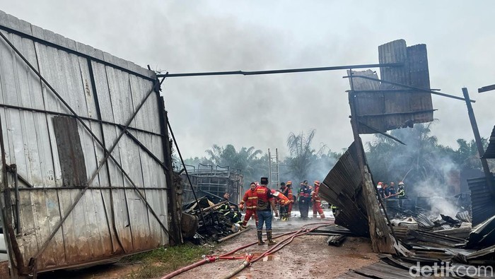 Gudang BBM ilegal di Jambi terbakar