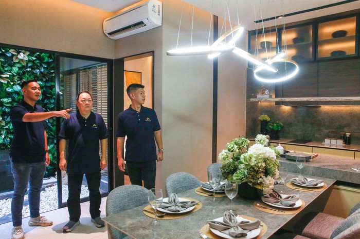 Head of Residential Asthara Skyfront City Aruna Hidayat (kiri) dan Head of Sales and Marketing Asthara Skyfront City Fresco Prasetya (kanan) memberikan penjelasan kepada CEO Asthara Skyfront City, Supardi Ang (tengah).