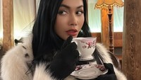 Di akun Instagramnya, Denada pamerkan penampilan barunya yang lebih ‘fresh’. Lengkap dengan gaya cantiknya saat ngopi di Seoul. Foto: Instagram/TikTok @denadaindonesia