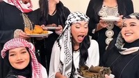 Saat bulan puasa, Denada rajin buat konten untuk media sosialnya. Salah satunya konten makan takjil ini nih. Foto: Instagram/TikTok @denadaindonesia