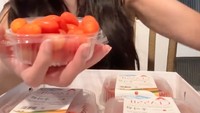 Salah satu rahasianya untuk menjaga kesehatannya adalah rutin makan sayuran, seperti ngemil tomat cherry ini contohnya. Foto: Instagram/TikTok @denadaindonesia