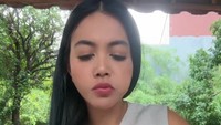 Selain di Instagram, Denada juga rajin bagikan momen makannya di akun TikTok miliknya, Sepert makan ayam cabe ijo ini. Foto: Instagram/TikTok @denadaindonesia
