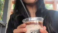 Jalan-jalan di Bandung, Denada mampir ke salah satu kafe di sana. Ia pesan kopi hingga aneka camilan. Foto: Instagram/TikTok @denadaindonesia