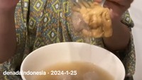 Dikirimi bakso tahu oleh Soimah, Denada langsung ketagihan cicip bakso Soimah yang disebutnya enak semua. Foto: Instagram/TikTok @denadaindonesia