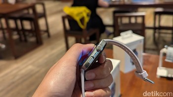 Huawei Watch Fit 4 dilengkapi baterai yang dapat bertahan hingga 10 hari. Durasi pengisian dayanya hingga 75 menit. Tapi bodinya tetap tipis dan ringan, dengan ketebalan 9,5mm dan berat 27 gram. Foto: Virgina Maulita Putri/detikINET