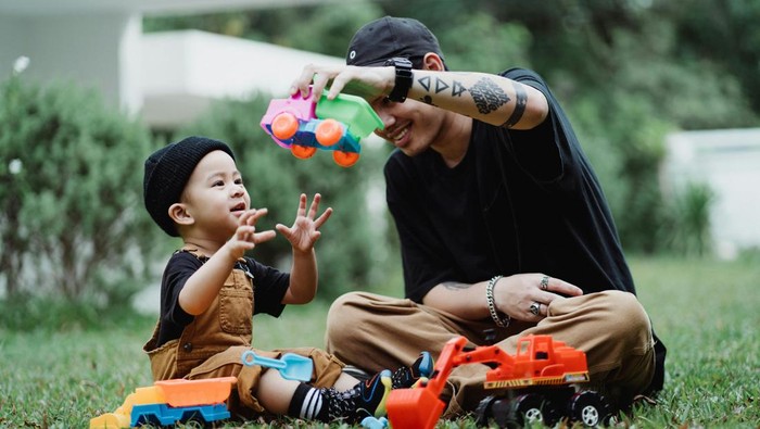 Ilustrasi interaksi ayah dan anak.