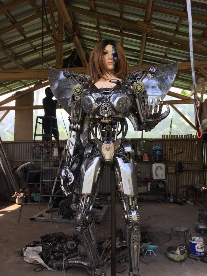 Sejumlah karya seni robot buatan Umar Mustofa, warga Balapulang, Tegal, yang dibentuk dari onderdil bekas. Foto diunggah Jumat (16/5/2025).