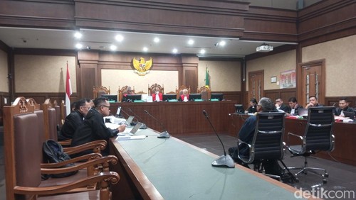 Jaksa KPK menghadirkan penyelidiknya, Arif Budi Raharjo sebagai saksi kasus suap terdakwa Hasto Kristiyanto. Kubu Hasto protes. (Mulia/detikcom).