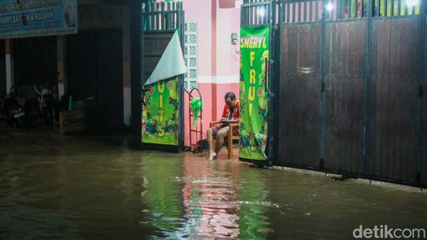 Jalan Stadion, Wedomartani, Ngemplak, Sleman banjir usai diguyur hujan berjam-jam pada Jumat (16/5/2025).