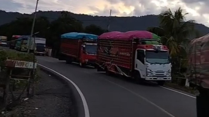 Jalan Trans Sulawesi di Bolmong amblas, menyebabkan antrean kendaraan hingga 3 km. Jembatan darurat akan dibangun untuk mengatasi masalah ini.