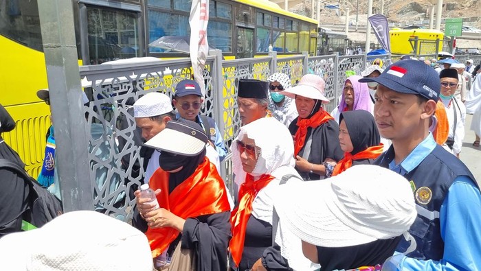 Saat Petugas Haji Jadi Kompas Bagi Jemaah Usai Jumatan di Masjidil Haram