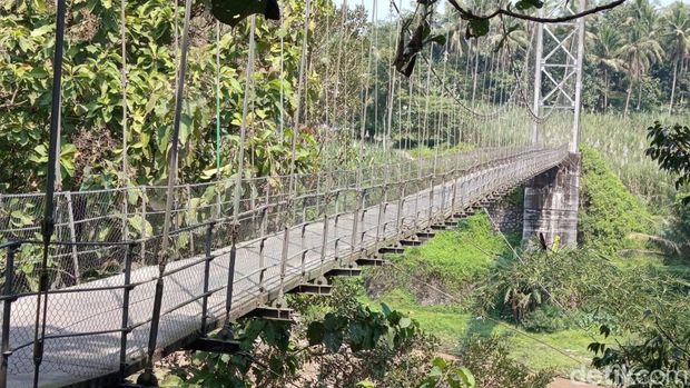 Kondisi Jembatan Gantung Kalinegoro melintang di atas Sungai Progo yang kondisinya memprihatinkan, Jumat (16/5/2025).