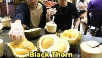 Mirip dengan istrinya, Jess No Limit juga suka kulineran. Apalagi ketika diajak mencicipi durian blackthorn yang eksotik. Foto: Instagram/jessnolimit