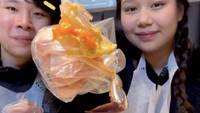 Mengikuti tren kulineran, hidangan yang viral seperti ganjang gejang asal Korea Selatan tak lepas dari perhatian pasutri ini. Keduanya begitu menikmati kepiting fermentasi yang otentik di restoran ala Korea. Foto: Instagram/jessnolimit